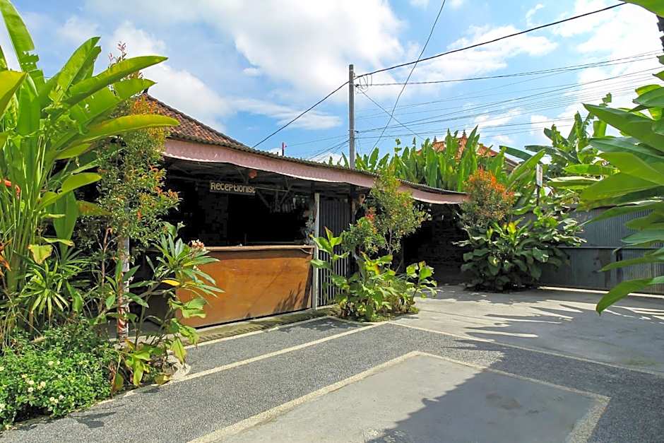 RedDoorz at Saren Anyar Homestay Lukluk