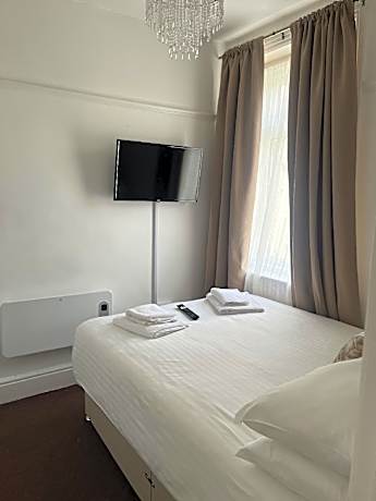 Classic-Family Room-Ensuite with Shower-Courtyard View