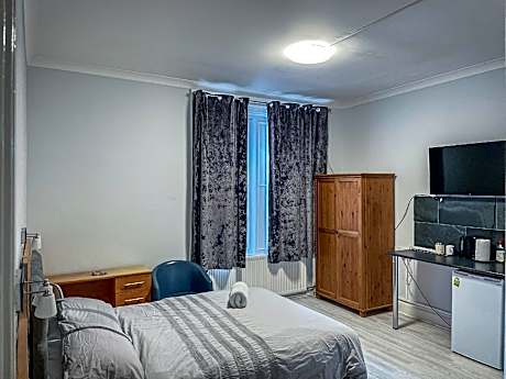 double room-comfort-ensuite with shower-street view