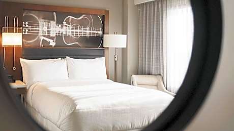 Deluxe Accessible King Room