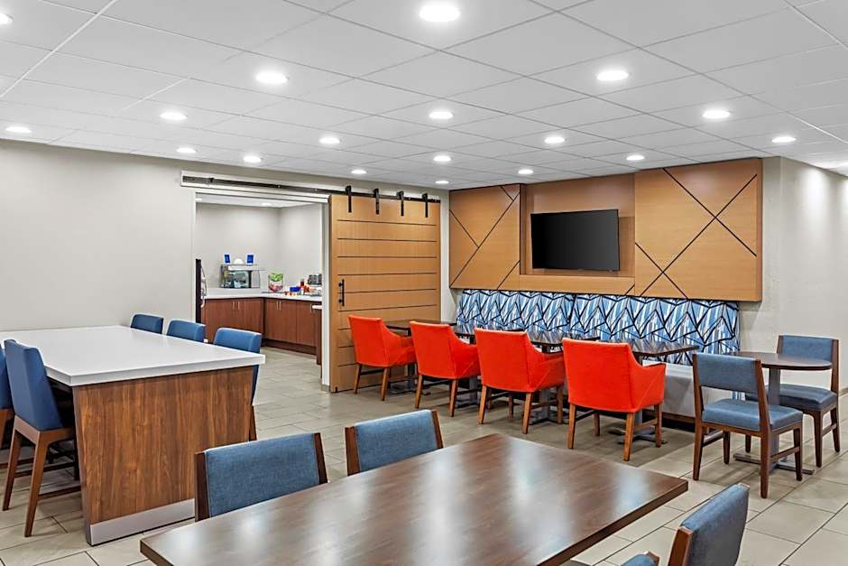 Holiday Inn Express Hotel & Suites Charleston-Southridge By IHG