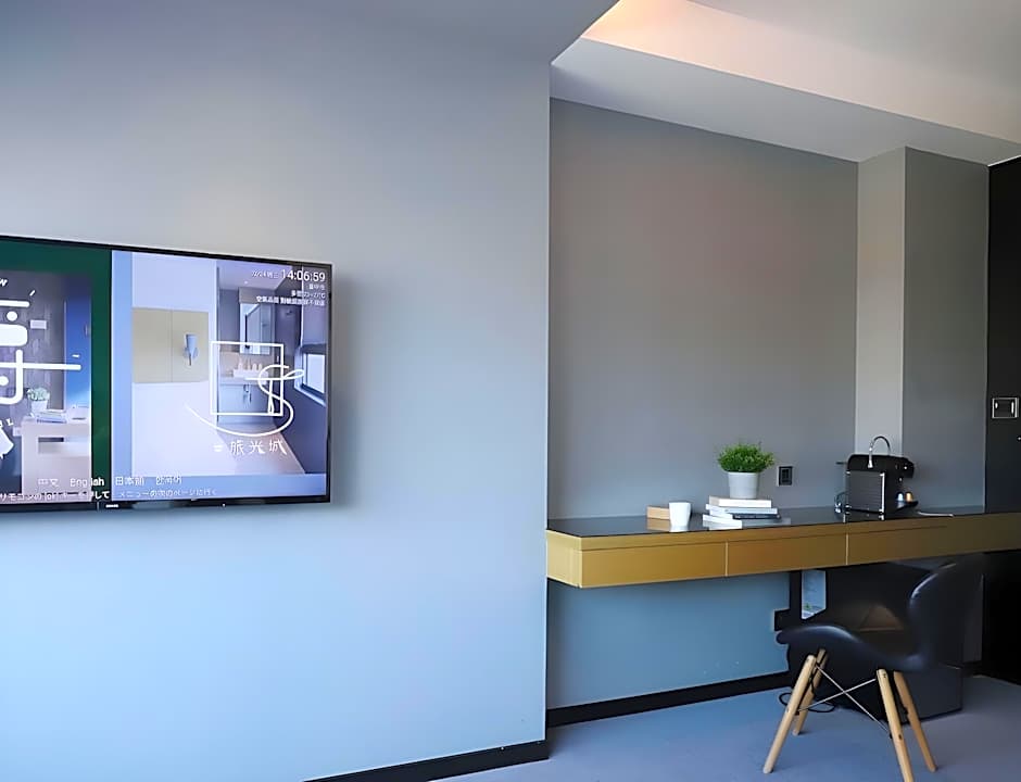 Slow Town Hotel - Glowing