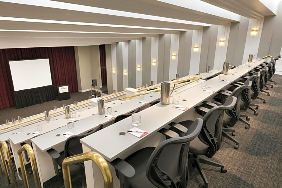LaGuardia Plaza Hotel