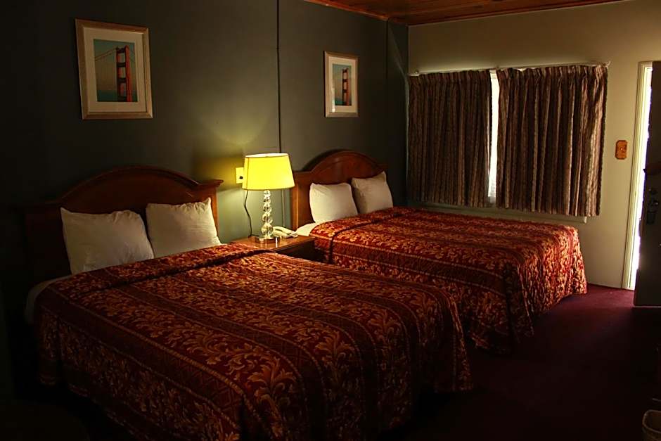 Photo 1 of 8 of 2 Queen Beds, Smoking