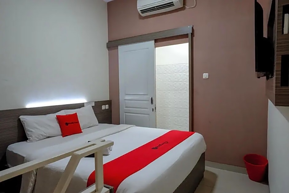 RedDoorz Plus near Paragon Mall Semarang