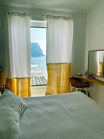 Classic Room with Sea View and Balcony
