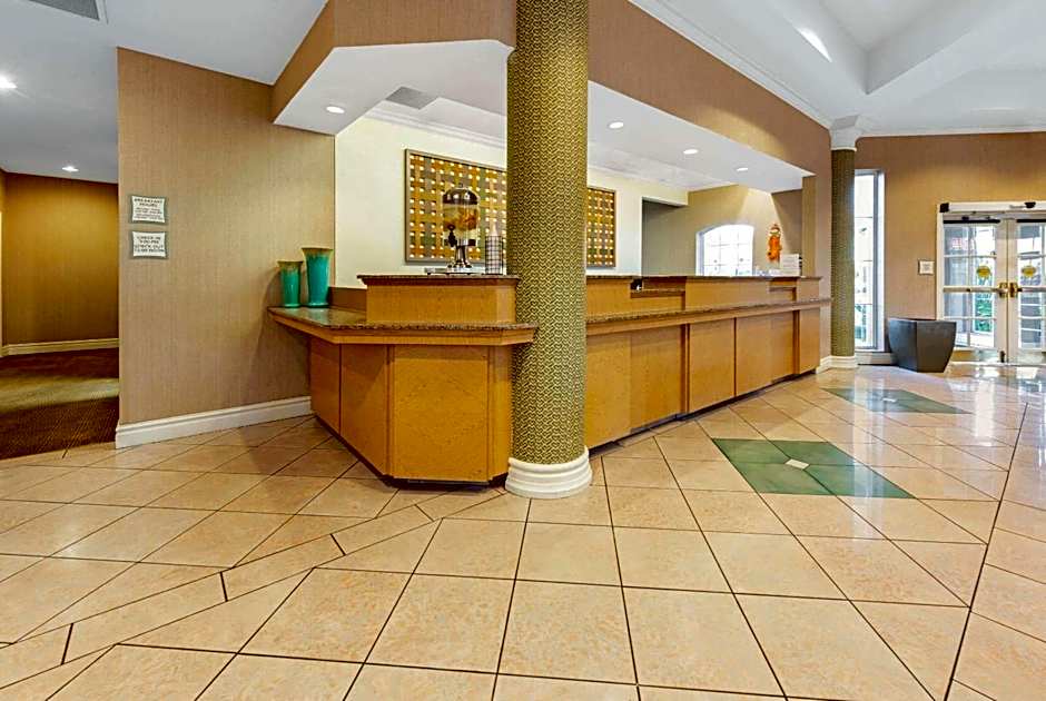 La Quinta Inn & Suites by Wyndham Usf (Near Busch Gardens)