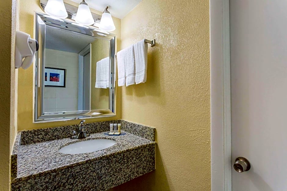 Howard Johnson by Wyndham Virginia Beach At The Beach