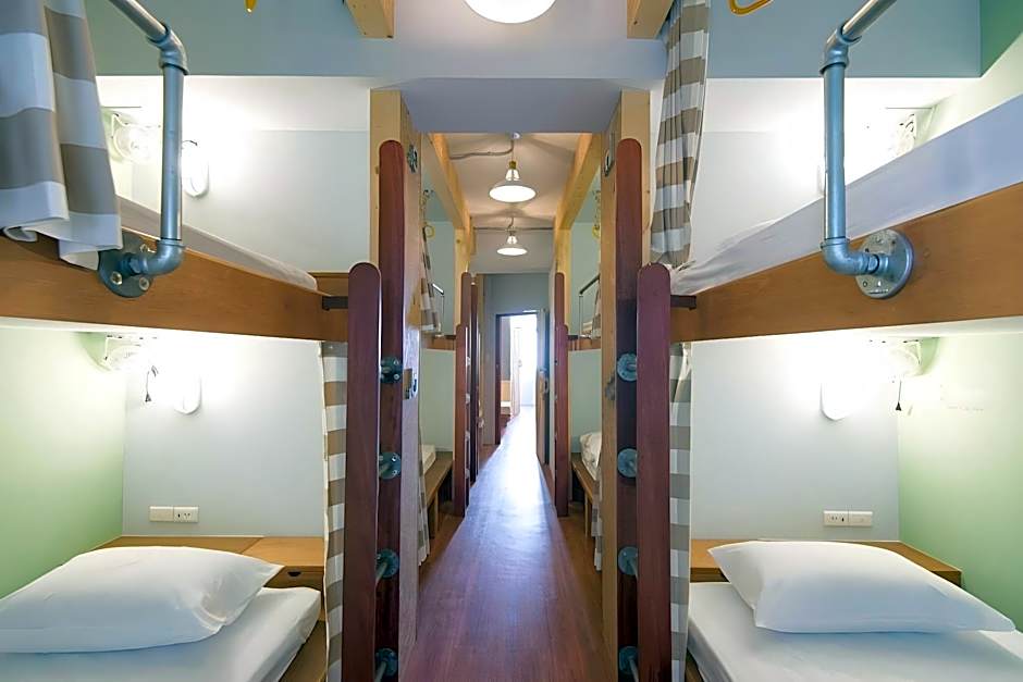 Barn & Bed Hostel