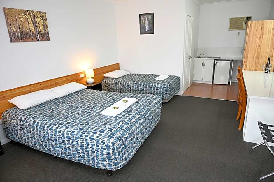 Holbrook Town Centre Motor Inn