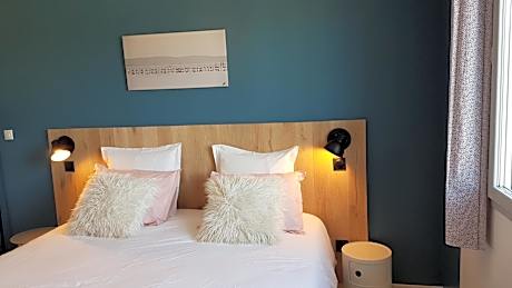 Double or Twin Room with Mountain View