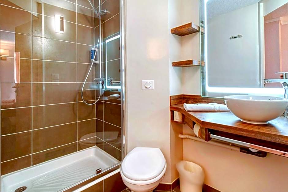 Brit Hotel Confort Pau Lons