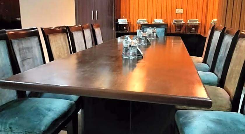 Hotel Iconic Suite - Near Delhi Airport