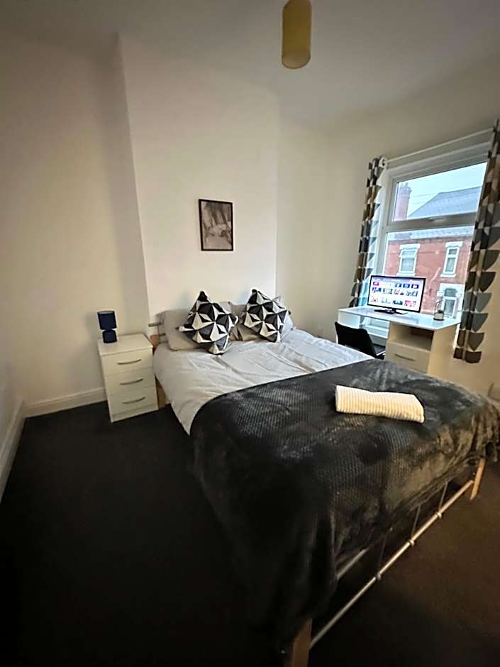 Lovely Town house Room 2