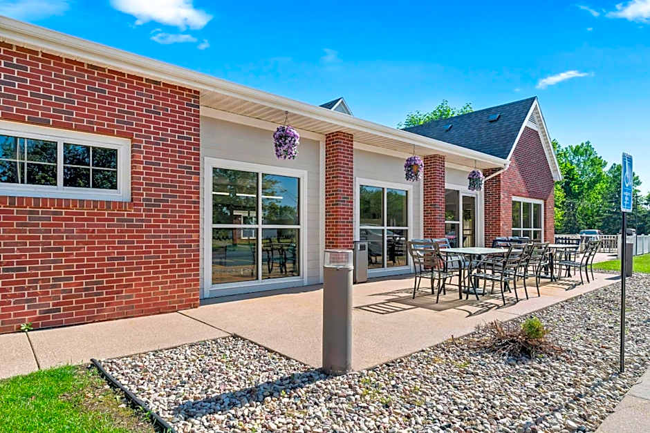 MainStay Suites Appleton Airport - Fox River Mall Area