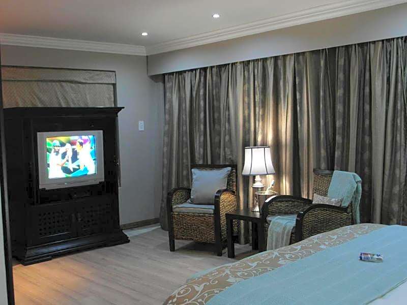 2 Leafed Doors Guesthouse