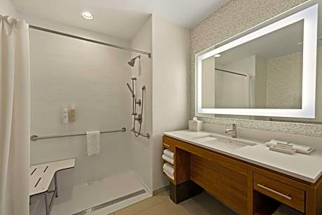 Queen Studio Suite with Roll-In Shower - Mobility Access/Non-Smoking