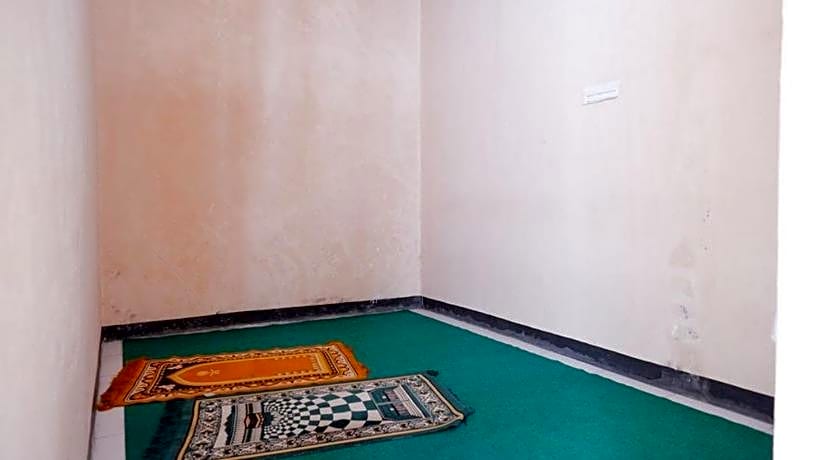 RedDoorz Plus near Stadion Wijaya Kusuma