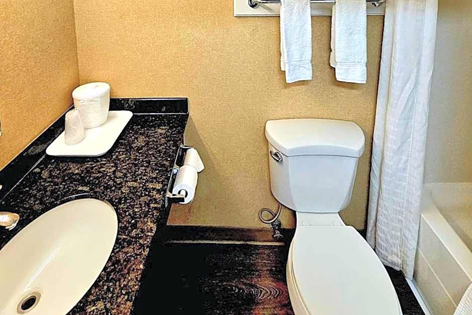 Rodeway Inn & Suites