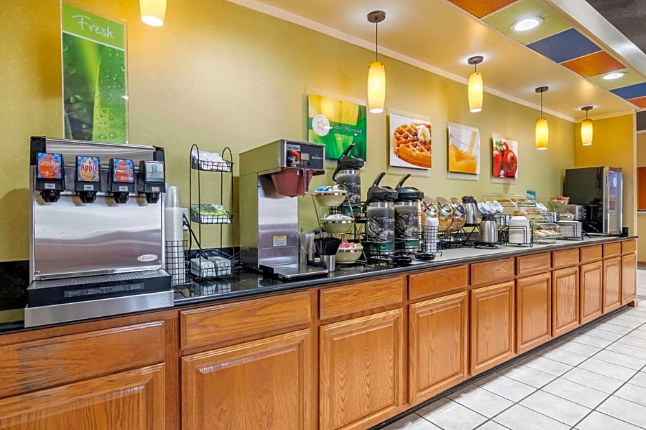 Quality Inn & Suites Lenexa Kansas City