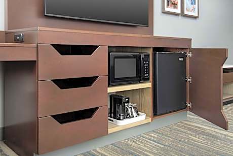 King Room with Roll-In Shower - Mobility and Hearing Access/Non-Smoking