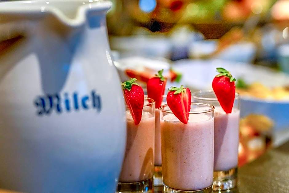 Wellness und Brunch Hotel MorgenZeit beheizter Naturpool mit Sandstrand Genuss Frühstück bis 13 Uhr Hochkönig Sommercard