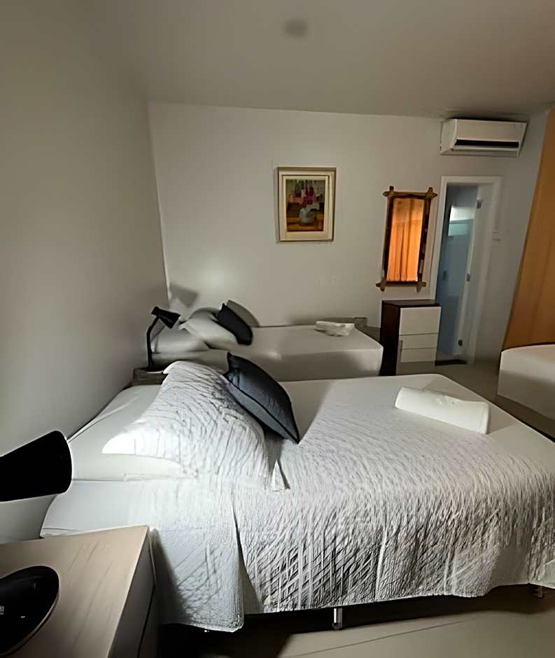 Casa grande - 3 Suítes e Piscina - Próx. ao Centro