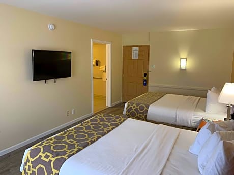 3 Queen Beds, Mobility Accessible Suite, Non-Smoking