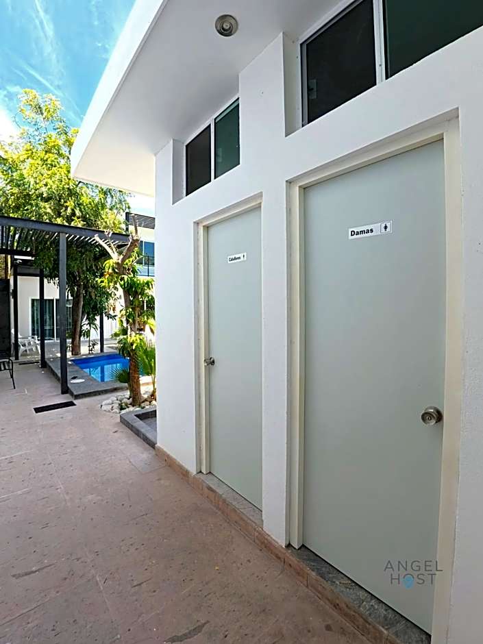 Commercial Zone Studios, Pool, BBQ and Beach 7 Blocks