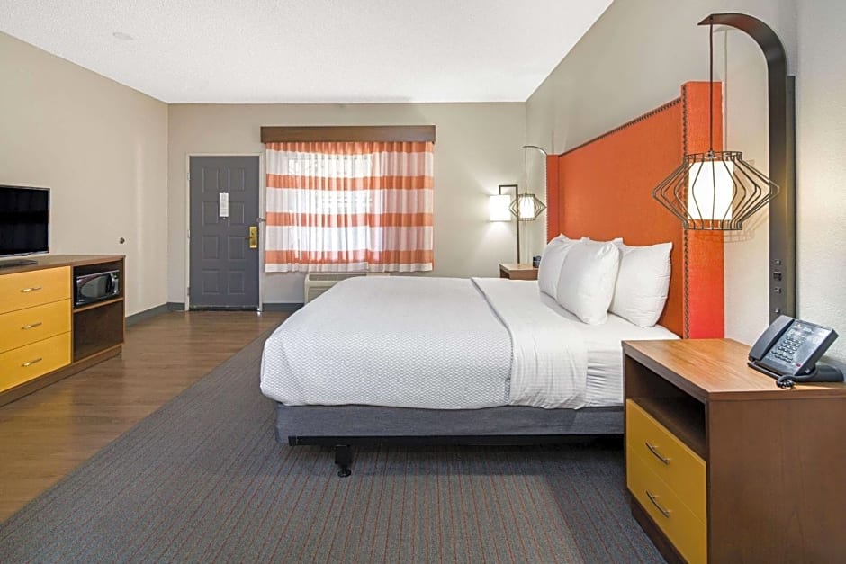 La Quinta Inn & Suites by Wyndham Orange County - Santa Ana