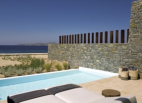 Bachelor Beachfront Suite, located on Agios Ioannis beach - 3,7km/2,3mi from Suites and Lounge