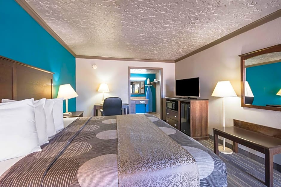 Econo Lodge Inn & Suites