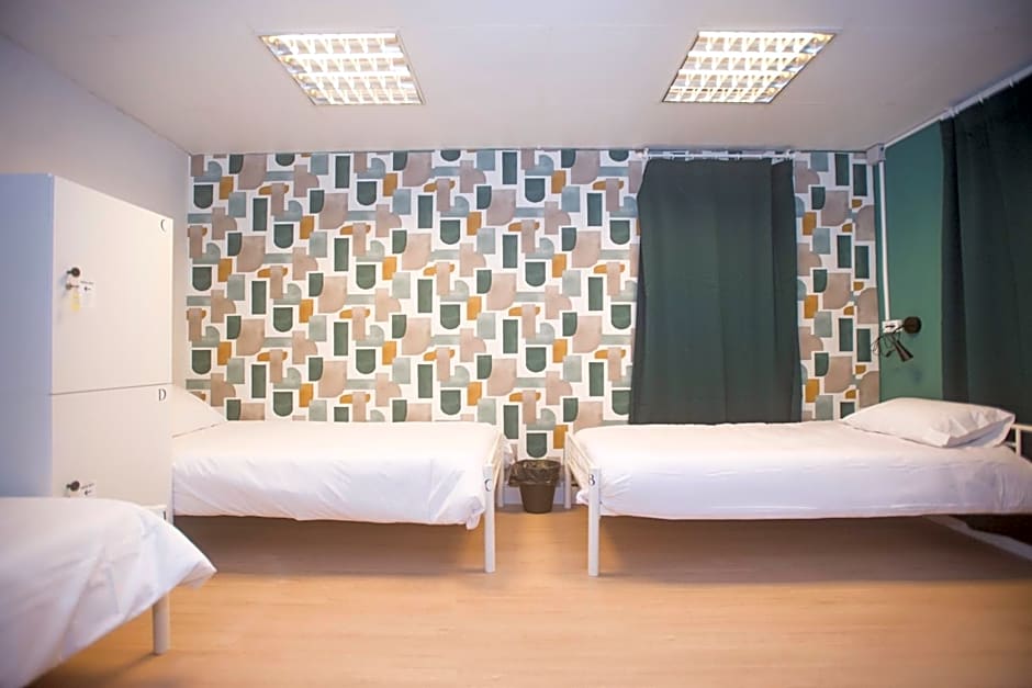 Foto 1 di 4 di Single Bed in Female Dormitory Room