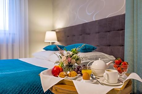 Suite 1 Queen Bed 1 Sofa Bed