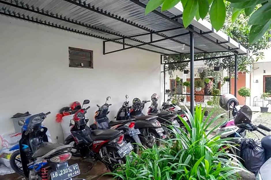 Teratai Guesthouse Mitra RedDoorz near Tugu Yogyakarta