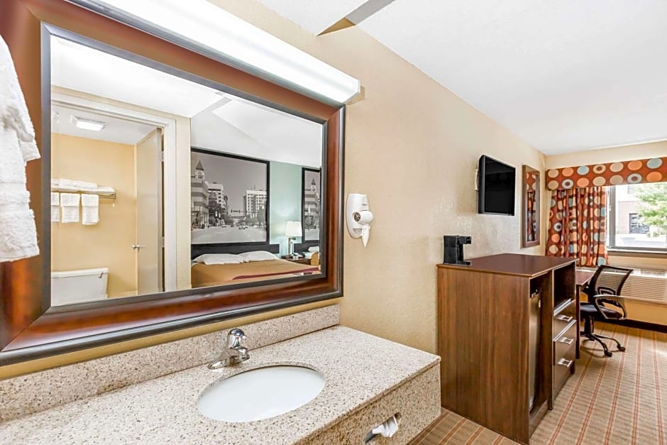 Super 8 by Wyndham Wichita Airport West Kellogg