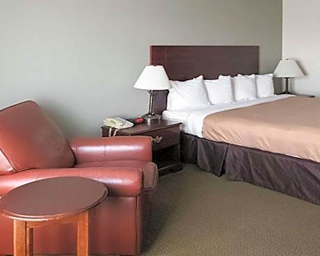 1 King Bed, Nonsmoking, Accessible