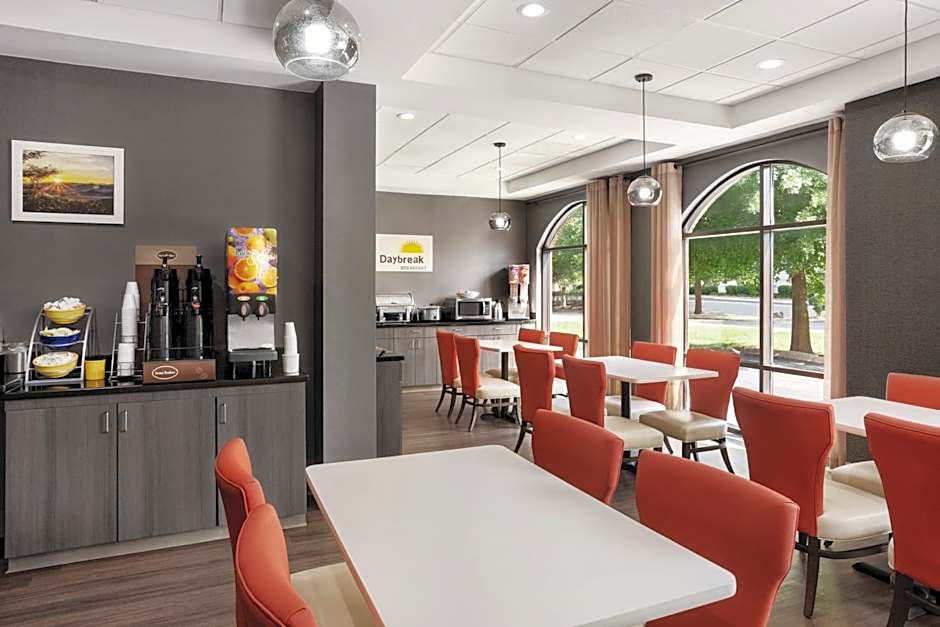 Days Inn & Suites by Wyndham Murfreesboro