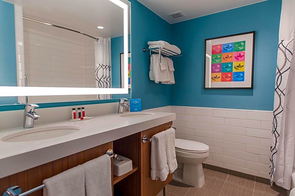 Howard Johnson by Wyndham Anaheim Hotel & Water Playground