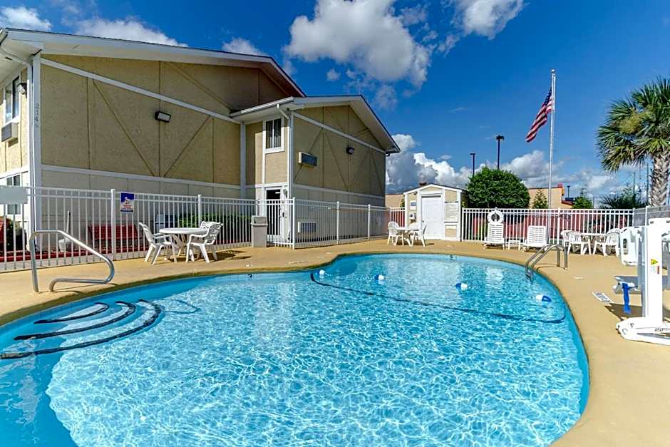 Rodeway Inn & Suites Jacksonville near Camp Lejeune