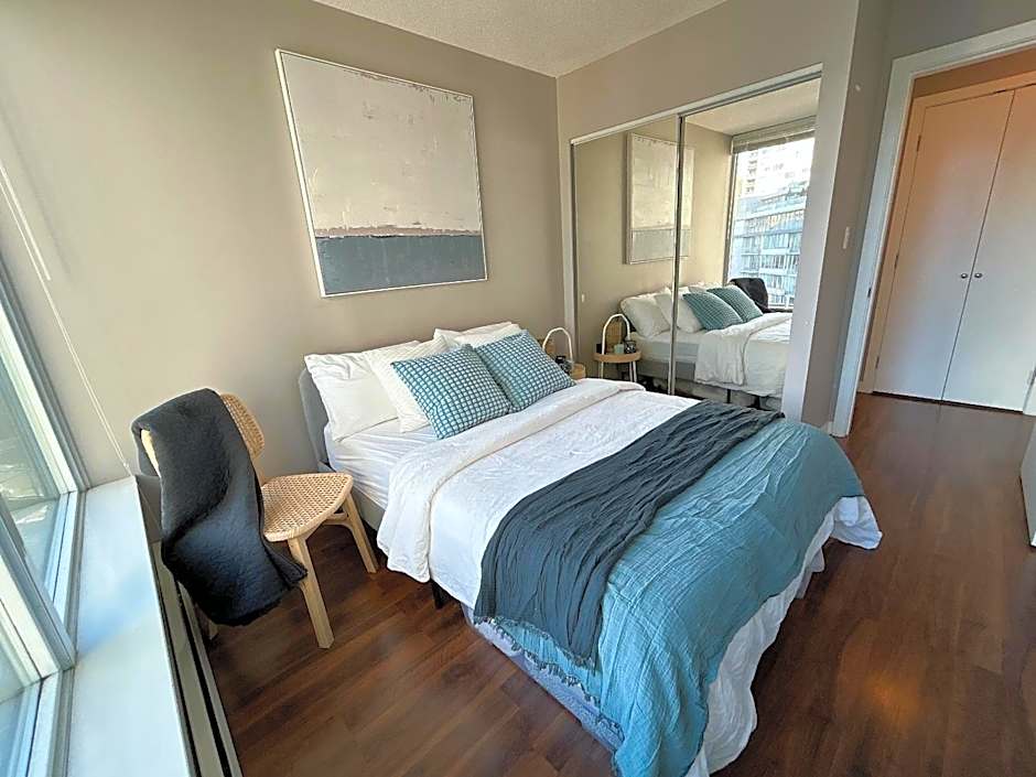 Modern spacious Apt plus Solarium and Den in Downtown Vancouver with Parking and Pool