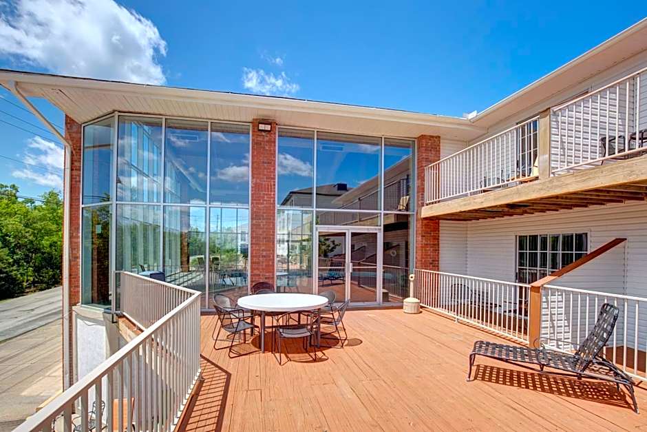 Howard Johnson by Wyndham Branson Theatre District