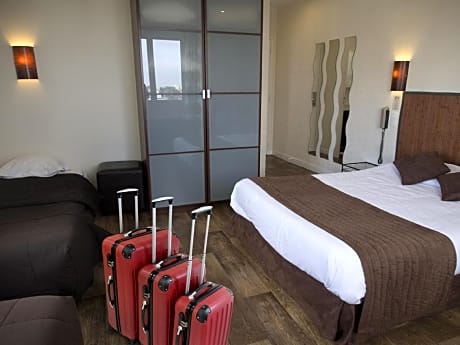 Large Double Room (2 Adults + 2 Children)