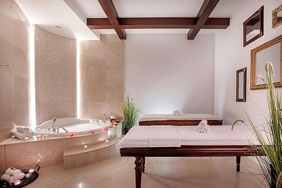 Charisma De Luxe Hotel