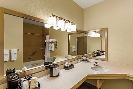 2 Queen Mobility Access Roll In Shower Non-Smoking Full Breakfast