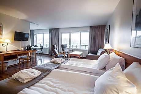 Junior Suite with Lake View