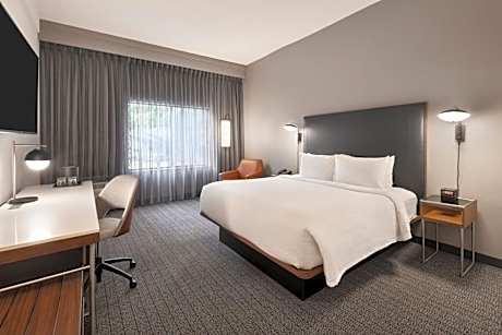 King Room with Adapted Tub - Mobility and Hearing Accessible