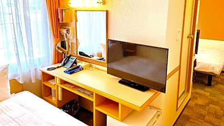 Standard Twin Room with a Shower & Bath Room between Beds - Smoking