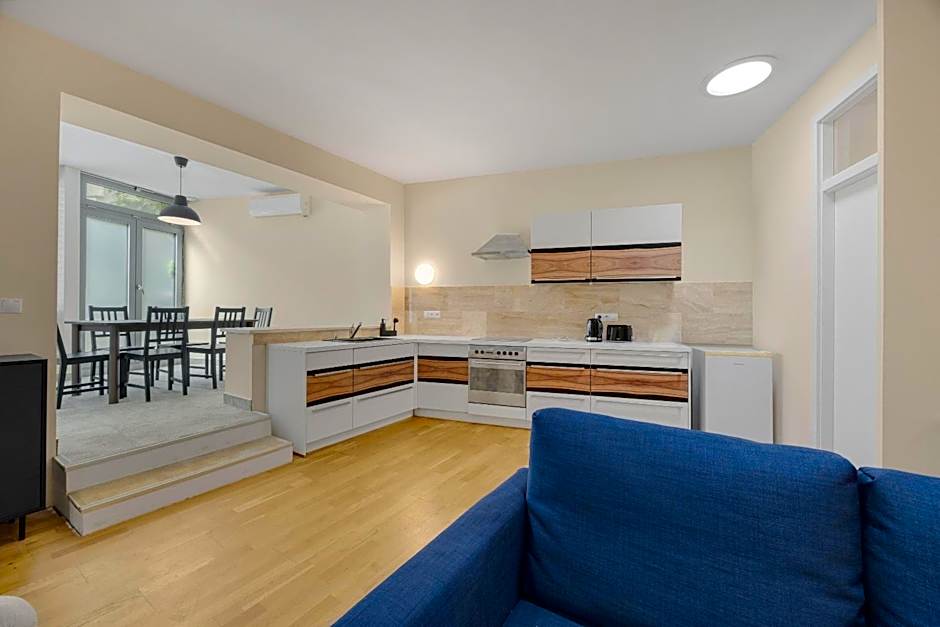 Hotel Reverie - Dependance, Check-in at Metropolitan Star