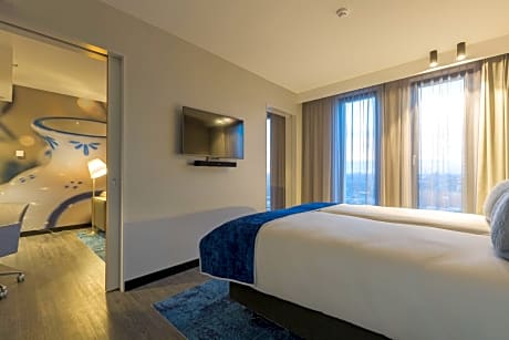 Executive Room, 1 King Bed, City View